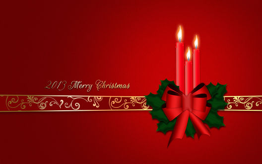 Обои на рабочий стол 2013 Merry Christmas / Веселого Рождества на красном фоне с золотистой лентой и венком со свечами