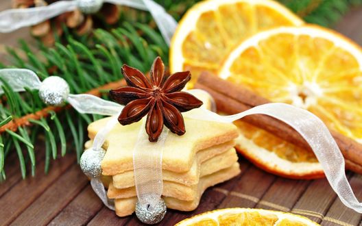 Обои на рабочий стол Вкусное новогоднее печенье с сушеными апельсинами и еловой веткой