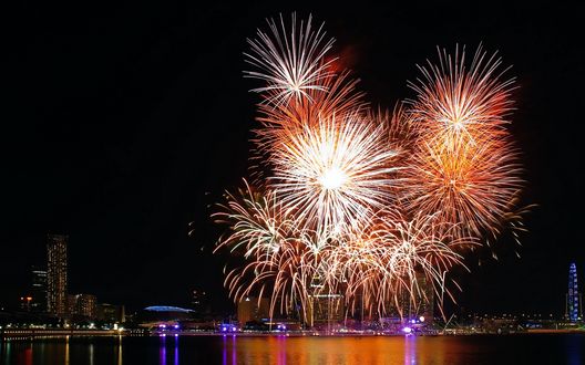 Обои на рабочий стол Красивые фейерверки озаряют улицы ночного города