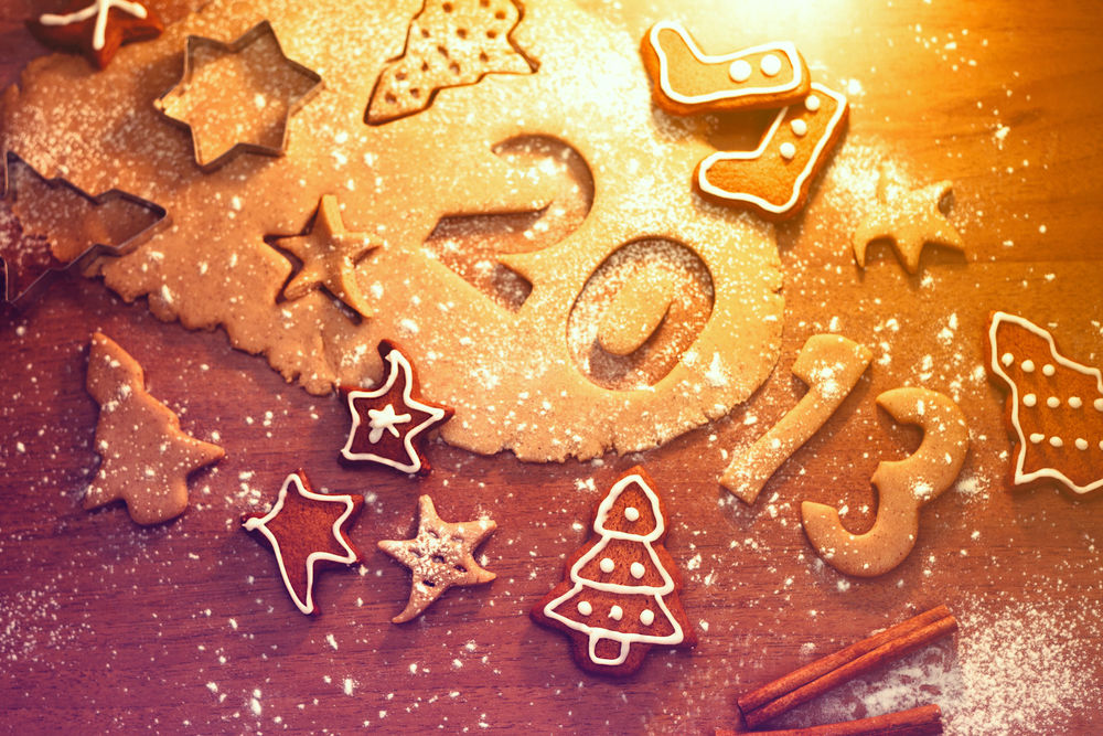 Обои для рабочего стола Цифры наступающего Нового года (2013), а также различные новогодние фигурки,  выложенные из печенья на коричневом фоне