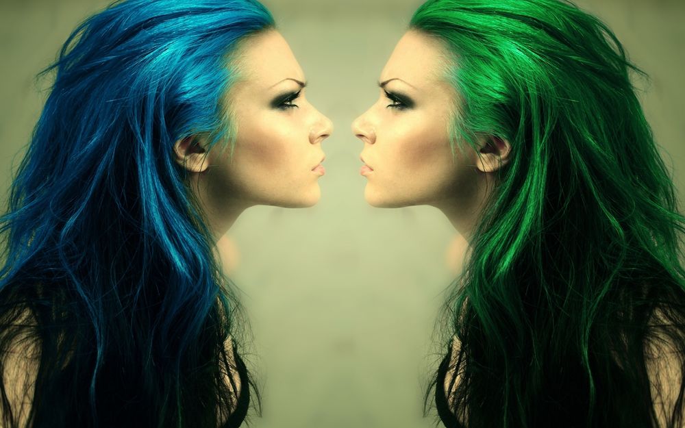 Обои для рабочего стола Две девушки близняшки лицом к лицу, у одной голубые волосы, у другой - зеленые