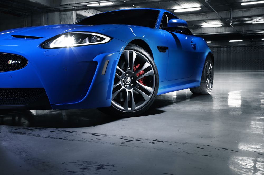Обои для рабочего стола Автомобиль Jaguar XKR-S синего цвета в подземном гараже