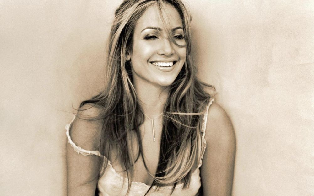 Обои для рабочего стола Улыбающаяся певица Jennifer Lopez / Дженнифер Лопез