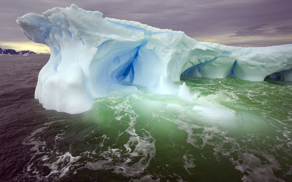 Обои для рабочего стола Айсберг, сформировавшийся под действием таяния льда и ударов волн, мыс Эвенсен, Западная Антарктида / Evensen, Western Antarctica