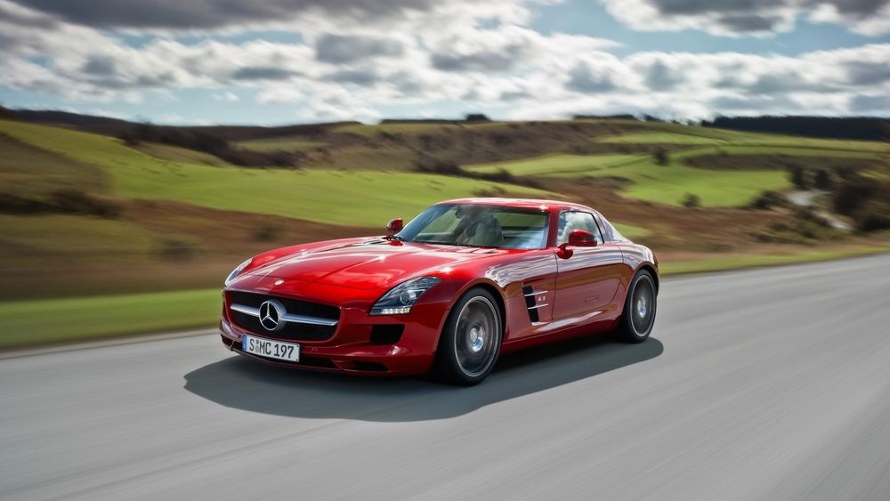 Обои для рабочего стола Красный спорткар Mercedes / Мерседес на дороге