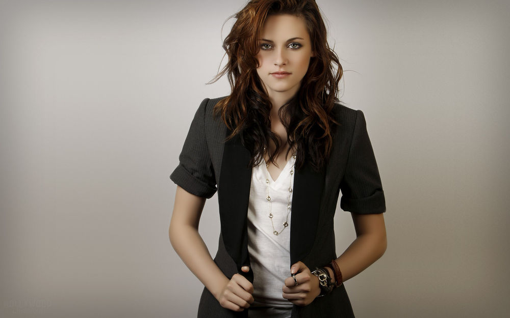 Обои для рабочего стола Американская актриса Кристен Стюарт / Kristen Stewart в белой блузе и черном пиджаке на светлом фоне