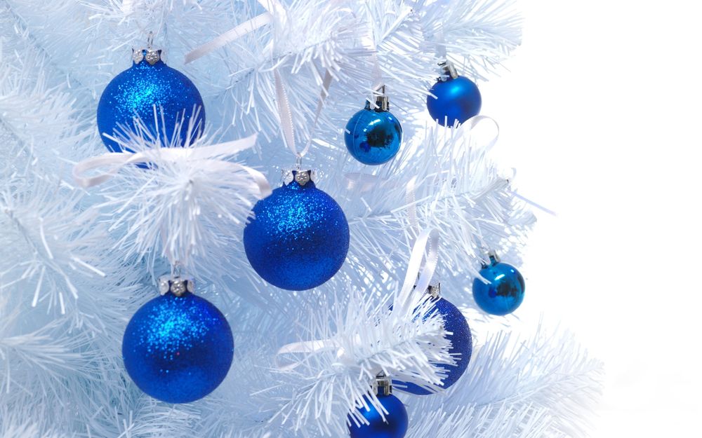 Обои для рабочего стола Синие новогодние шары висят на белой ёлке