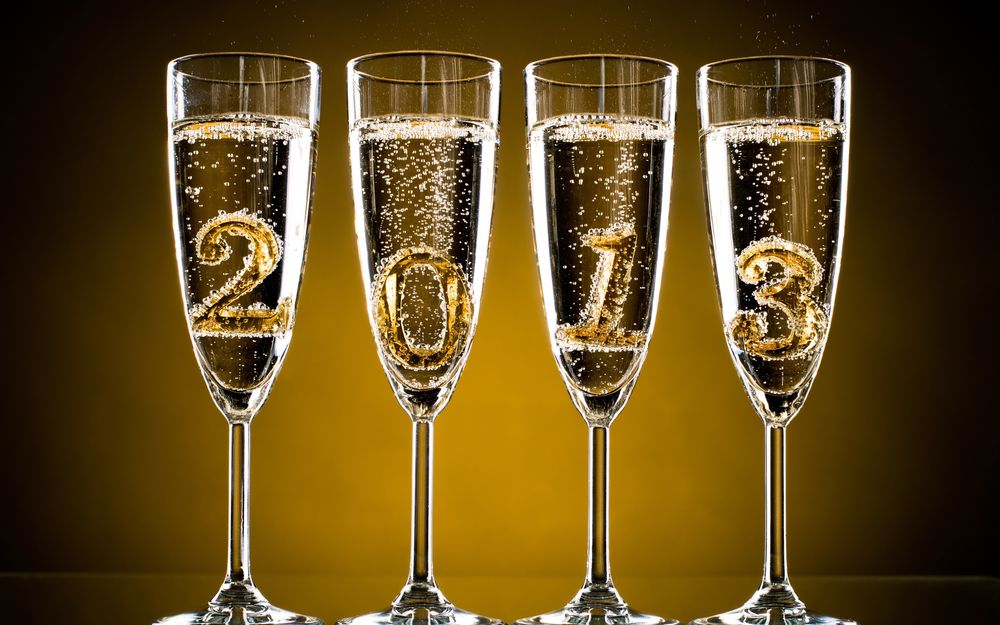 Обои для рабочего стола Бокалы шампанского с цифрами 2013, которые знаменуют Новый год