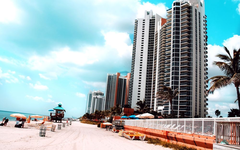 Обои для рабочего стола Штат Florida / Флорида, город Майами / Miami, высотные здания вдоль пляжа