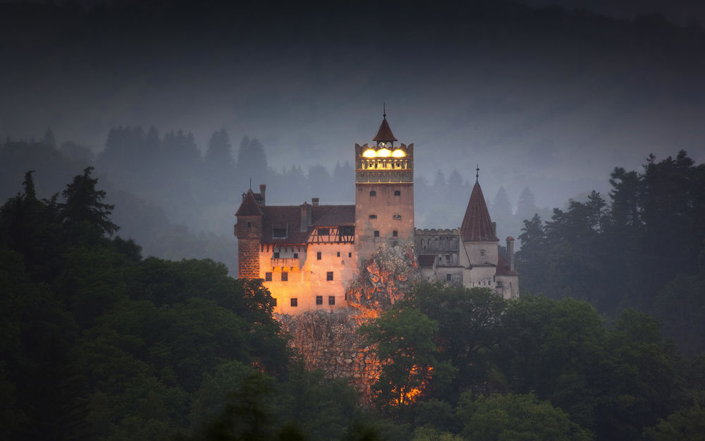 Обои для рабочего стола Замок Бран (Замок графа Дракулы), Бран, Трансильвания, Румыния / Bran castle (Castle of count Dracula), Bran, Transylvania, Romania