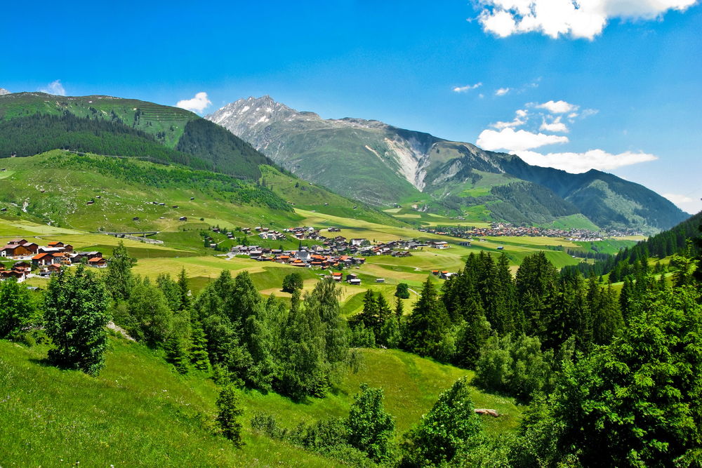 Обои для рабочего стола Посёлок в горах, Швейцария Туеч / Switzerland, Tujetsch