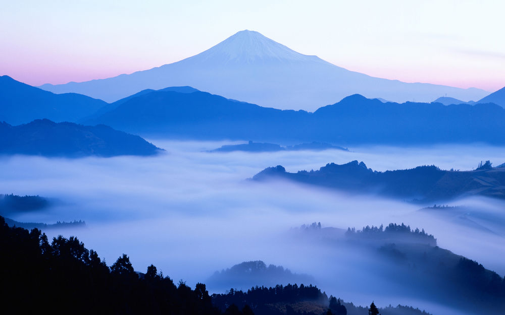 Обои для рабочего стола Далекий силуэт горы Фудзи, Япония / Fuji, Japan на фоне голубого неба