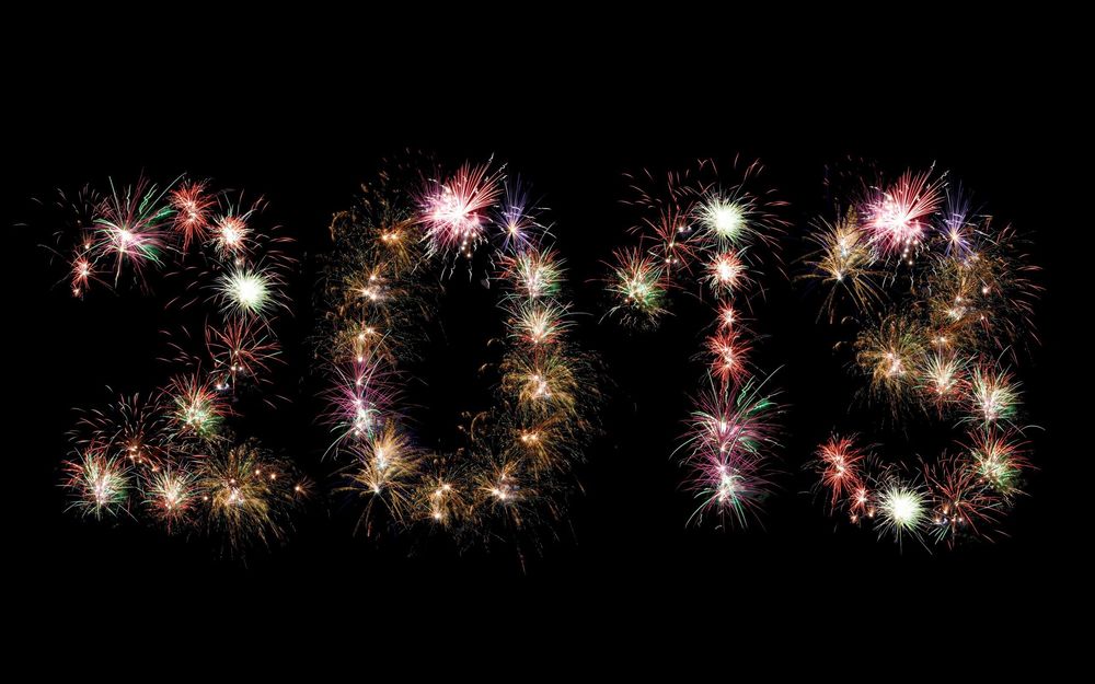 Обои для рабочего стола Новый 2013 год из фейерверков на ночном небе / Happy New Year 2013