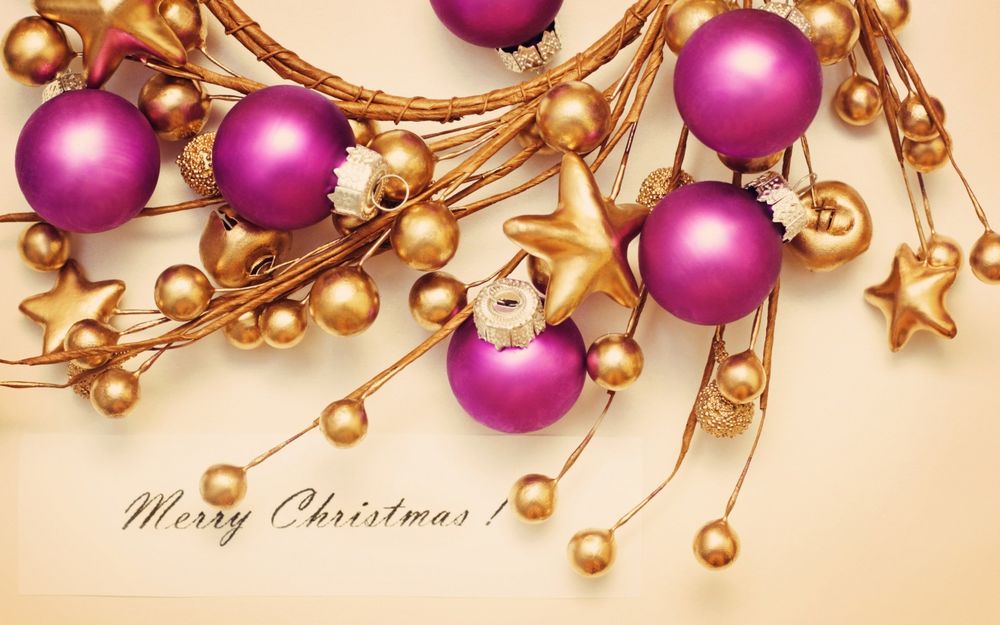 Обои для рабочего стола Новогодняя гирлянда из лиловых и золотых шариков и звезд Merry Christmas / Веселого Рождества