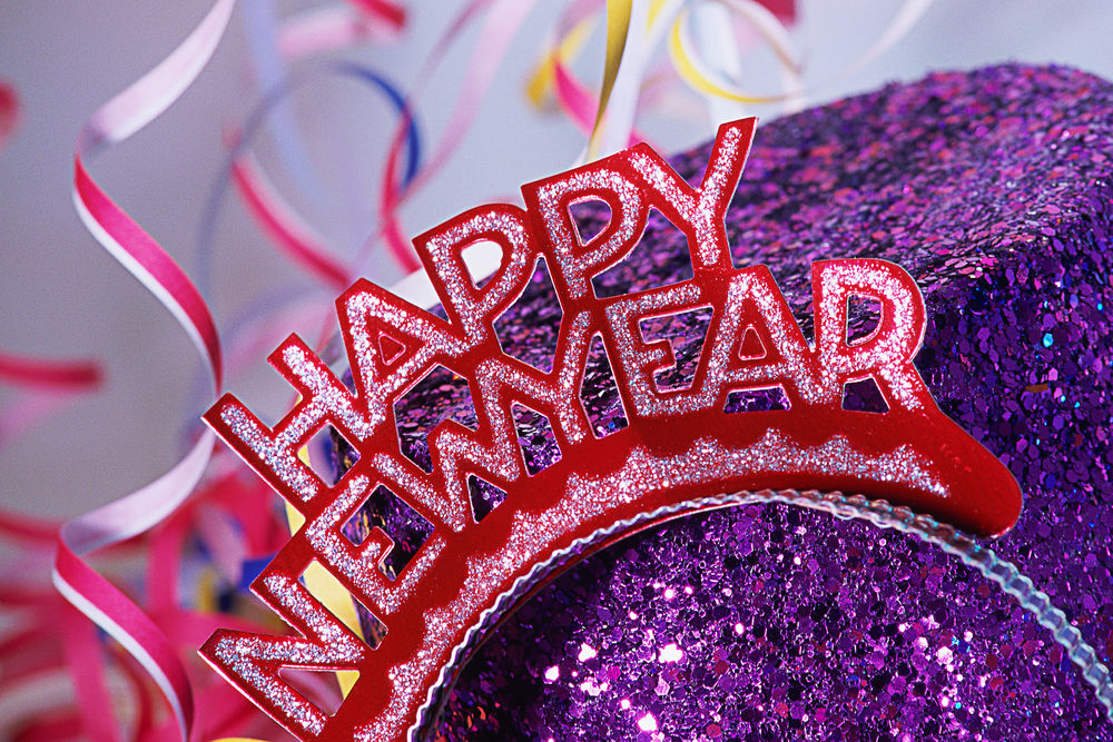 Обои для рабочего стола Сияющие буквы Happy New Year / Счастливого Нового Года на фиолетовой блестящей шляпе