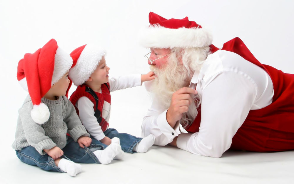 Обои для рабочего стола Два малыша сидят возле Санта Клауса / Santa Claus