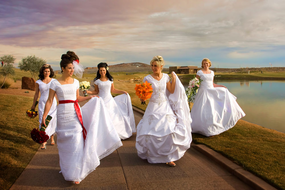 Обои для рабочего стола Пять невест идут по дорожке у озера на закате