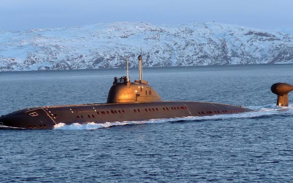 Обои для рабочего стола Атомная подводная лодка выходит с базы для выполнения учебно-боевых задач на океанских просторах