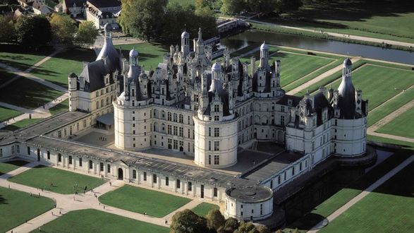 Обои на рабочий стол Замок Шамбор / Chateau de Chambord, Франция вид сверху