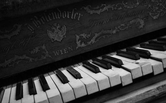 Обои на рабочий стол Старое пианино Bцsendorfer (Wien)
