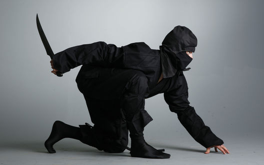 Обои на рабочий стол Ниндзя / Ninja / Shinobi / Шиноби в черном костюме с кинжалом стоит на одном колене