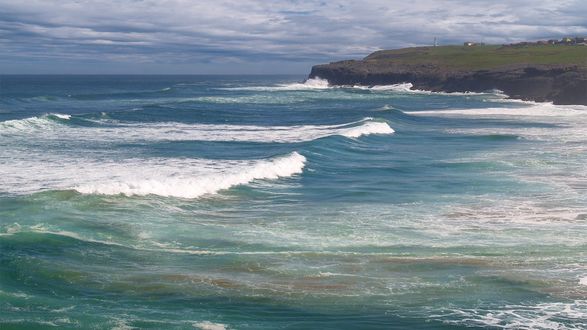 Обои на рабочий стол Пенящаяся морская вода под облачным небом