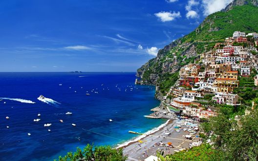 Обои на рабочий стол Горы, покрытые домами и деревьями, Италия / Italy