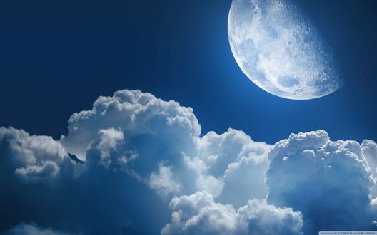 Обои на рабочий стол Облака с луной на синем небе