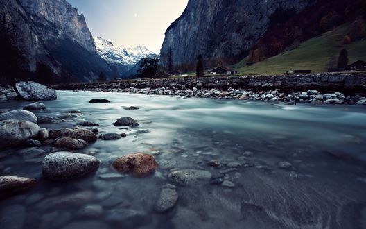 Обои на рабочий стол Коммуна Лаутербруннен / Lauterbrunnen около горной реки в Швейцарии / Switzerland