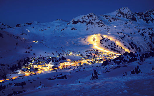 Обои на рабочий стол Горнолыжный курорт Обертауэрн / Obertauern в Австрии / Austria, залитый теплым светом ночных огней