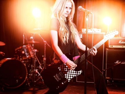 Обои на рабочий стол Певица Avril Lavigne / Аврил Лавин играет на гитаре