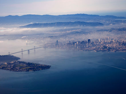 Обои на рабочий стол Туман над мостом 'Золотые Ворота / Golden Gate Bridge 'Калифорниея, США / California, USA