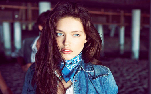 Обои на рабочий стол Эмили Дидонато / Emily Didonato в джинсовой куртке с синим платком на шее