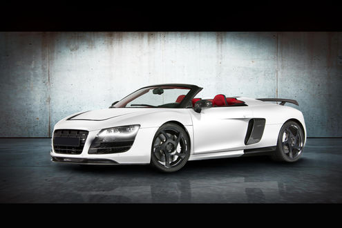 Обои на рабочий стол Audi R8 Spider / Ауди Р8 Спайдер в черно-белом цвете с красным салоном на фоне железных ворот