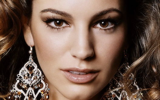 Обои на рабочий стол Келли Брук / Kelly Brook с карими глазами и длинными сережками