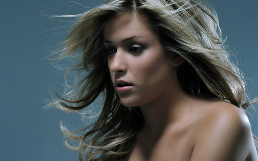 Обои на рабочий стол Кристин Каваллари / Kristin Cavallari смотрит вниз, приоткрыв немного рот