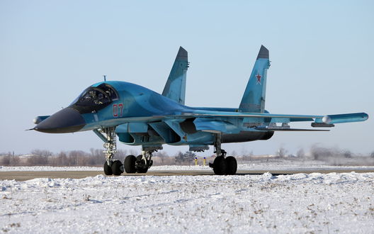 Обои на рабочий стол На старте взлетно-посадочной полосы истребитель Су-34, состоящий на вооружении ВВС России