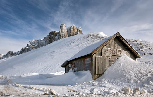 Обои на рабочий стол Занесенный снегом деревянный домик в горах (Souvenir Dolomit)