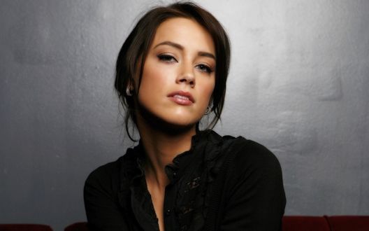 Обои на рабочий стол Смелый взгляд Amber Heard / Эмбер Херд