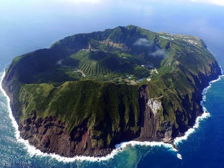 Обои на рабочий стол Вулканический остров Аогасима, Япония / Aogashima Island, Japan