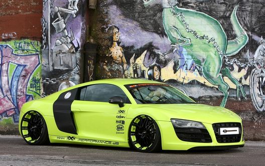 Обои на рабочий стол Ярко - зеленая Ауди / Audi на фоне стены с граффити
