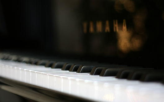 Обои на рабочий стол Клавиши пианино Yamaha / Ямаха