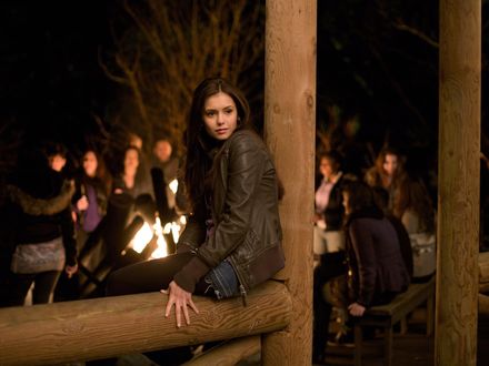 Обои на рабочий стол Нина Добрев / Nina Dobrev в роли Елены Гилберт в сериале 'The vampire diaries / Дневники вампира'