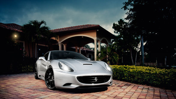 Обои на рабочий стол Ferrari California / Феррари Калифорния стоит на дорожке у одноэтажного коттеджа