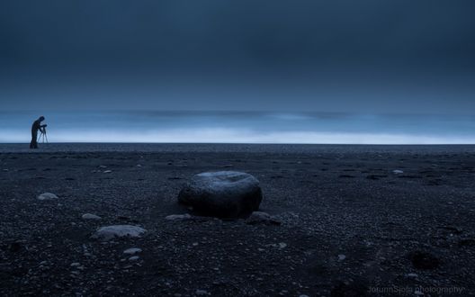 Обои на рабочий стол Мужчина снимает ночное море на его сером берегу (Jorunn Sjofn photography)