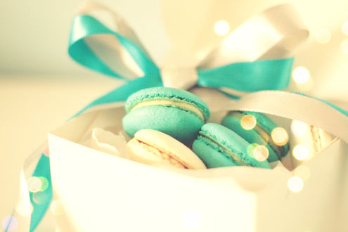 Обои на рабочий стол Белое и голубое печенье Macarons в коробочке с лентой