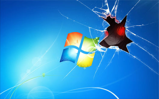 Обои на рабочий стол Треснутая заставкая Windows и выглядывающее лицо с красными глазами