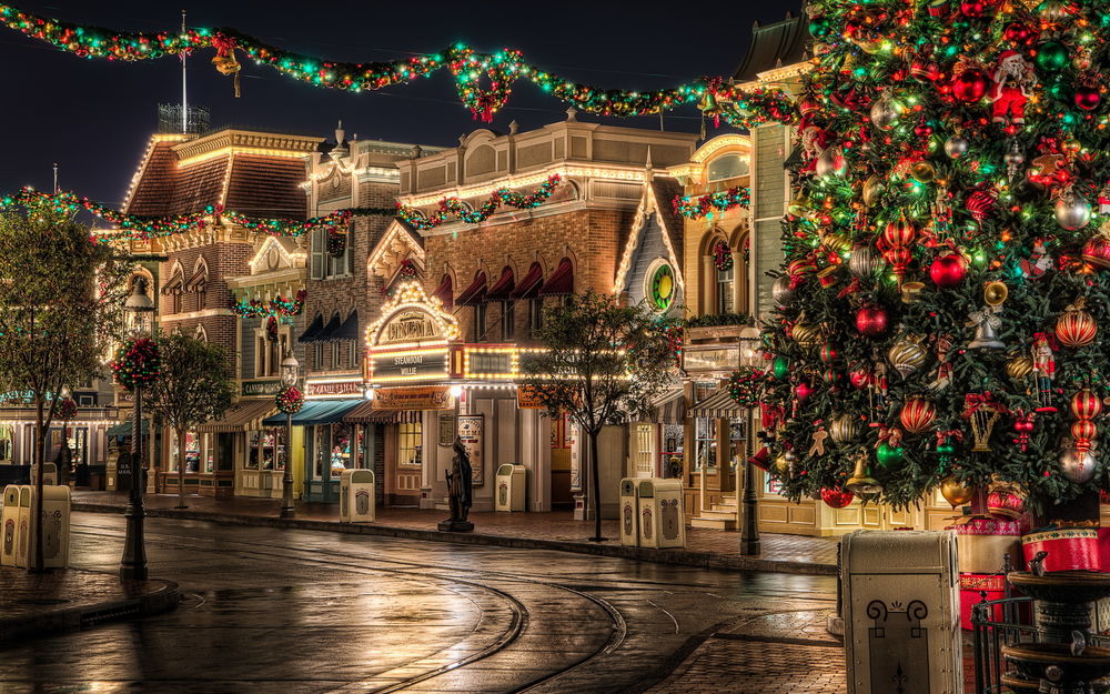 Обои для рабочего стола Улица парижского Диснейленда / Disneyland Paris украшена к встрече Нового года и Рождества