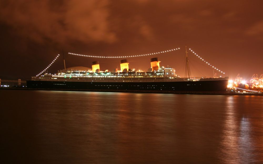 Обои для рабочего стола Океанский лайнер Queen Mary 2 / Королева Мария 2 стоит на якоре у причала