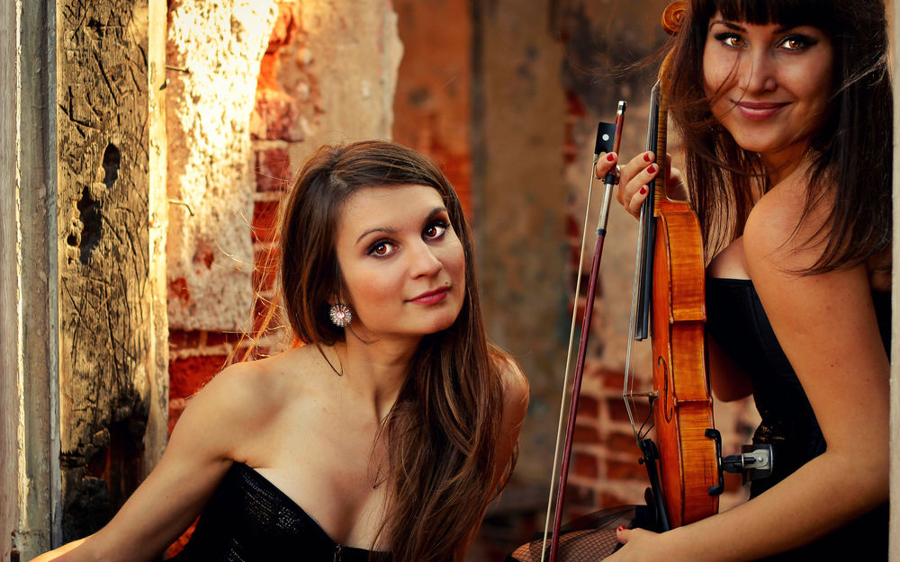 Обои для рабочего стола Девушки из музыкального коллектива Violin Group DOLLS, кареглазые скрипачки